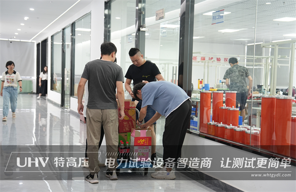 夏日送清涼,關(guān)愛沁人心!武漢特高壓為全體員工發(fā)放夏季福利(圖7) 夏日送清涼,關(guān)愛沁人心!武漢特高壓為全體員工發(fā)放夏季福利(圖7)