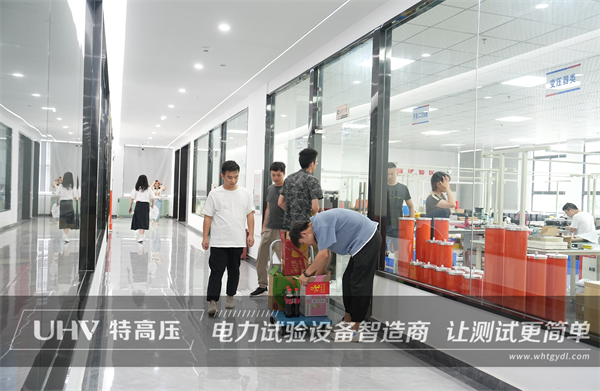 夏日送清涼,關(guān)愛沁人心!武漢特高壓為全體員工發(fā)放夏季福利(圖6) 夏日送清涼,關(guān)愛沁人心!武漢特高壓為全體員工發(fā)放夏季福利(圖6)